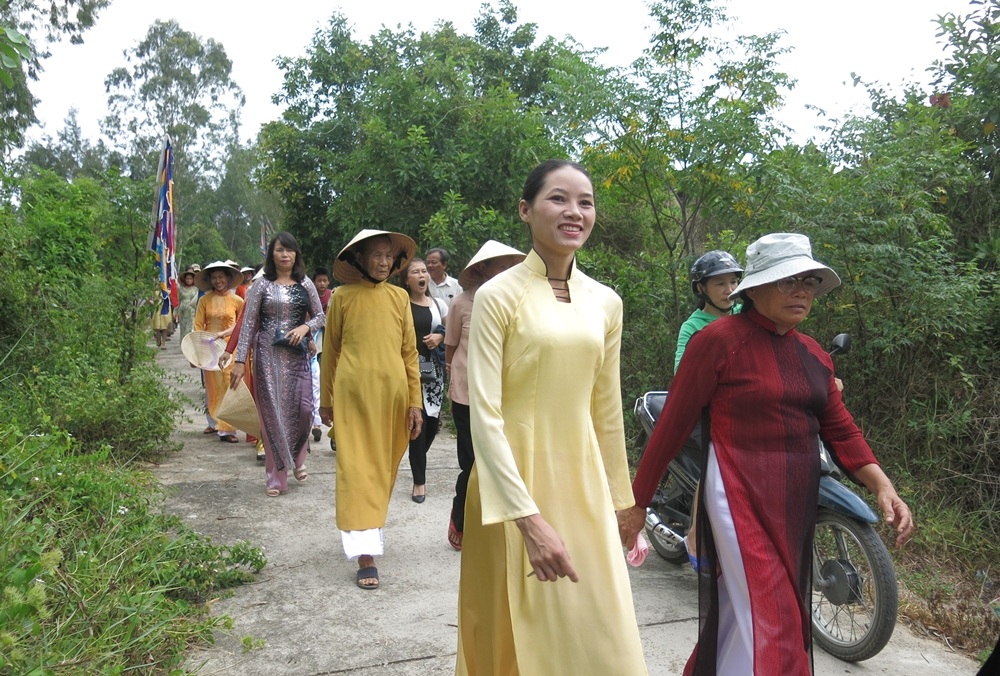 Du khách cùng người dân náo nức về đình làng dự lễ giỗ tổ từ sáng sớm