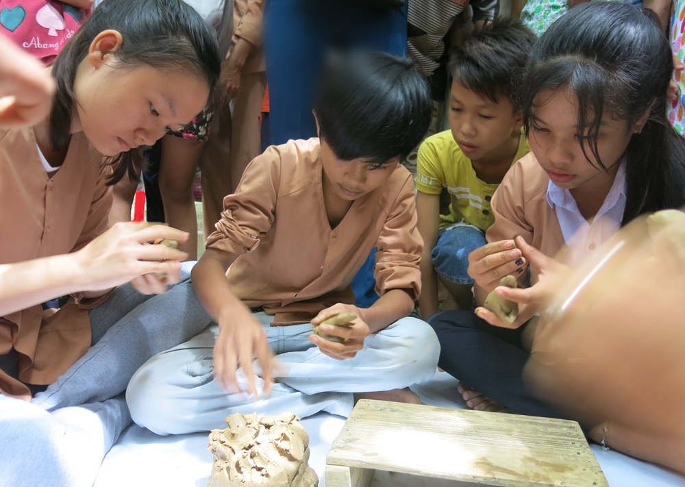 Các em nhỏ học nặn tượng gốm