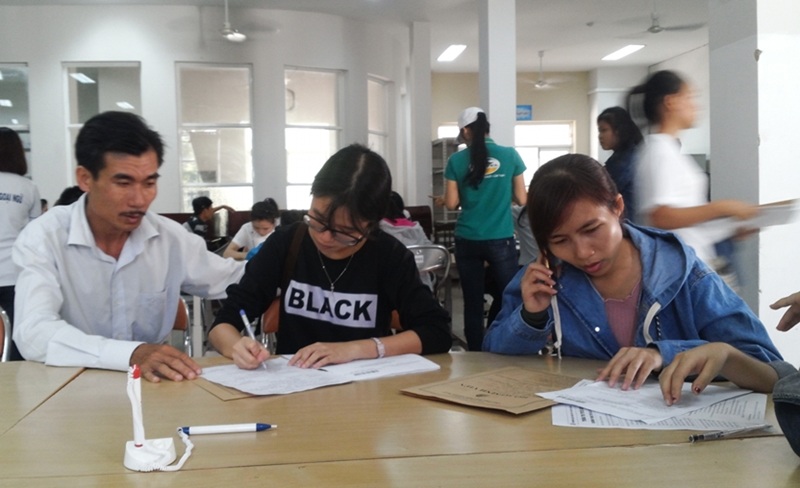 ĐH Đà Nẵng thêm 2 ngày tiếp nhận giấy chứng nhận kết quả thi THPT của thí sinh - 1 Thí sinh đến làm thủ tục nhập học tại ĐH Đà Nẵng