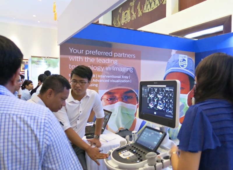 
Các nhà khoa học, chuyên gia, y bác sĩ, kỹ thuật viên trong lĩnh vực trao đổi kiến thức chuyên môn và kinh nghiệm ứng dụng trang thiết bị hiện đại trong lĩnh vực tại Hội nghị
