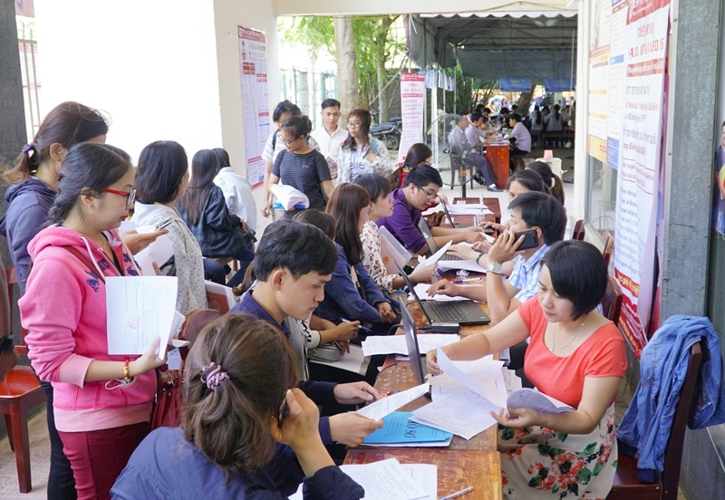 ĐH Duy Tân thông báo điểm trúng tuyển NV bổ sung đợt 1 và điểm xét tuyển NV bổ sung đợt 2 - 1 Đông đảo thí sinh đến nộp hồ sơ Xét tuyển ĐH, CĐ năm 2016