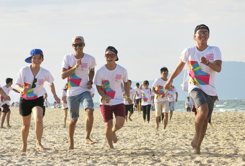 Hàng ngàn người dân và du khách hào hứng chạy với Đôi chân trần trên biển Đà Nẵng 2016