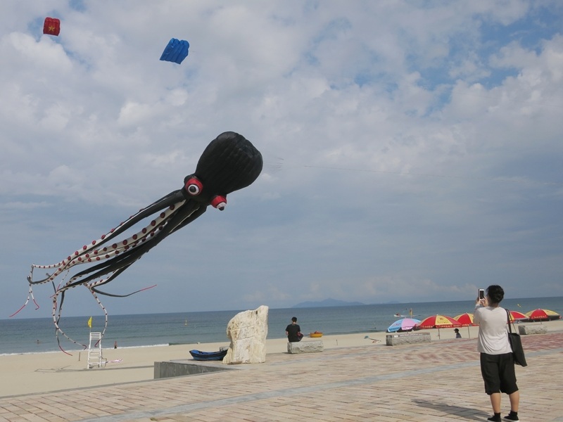 Dõi theo những cánh diều bay giữa biển trời Đà Nẵng