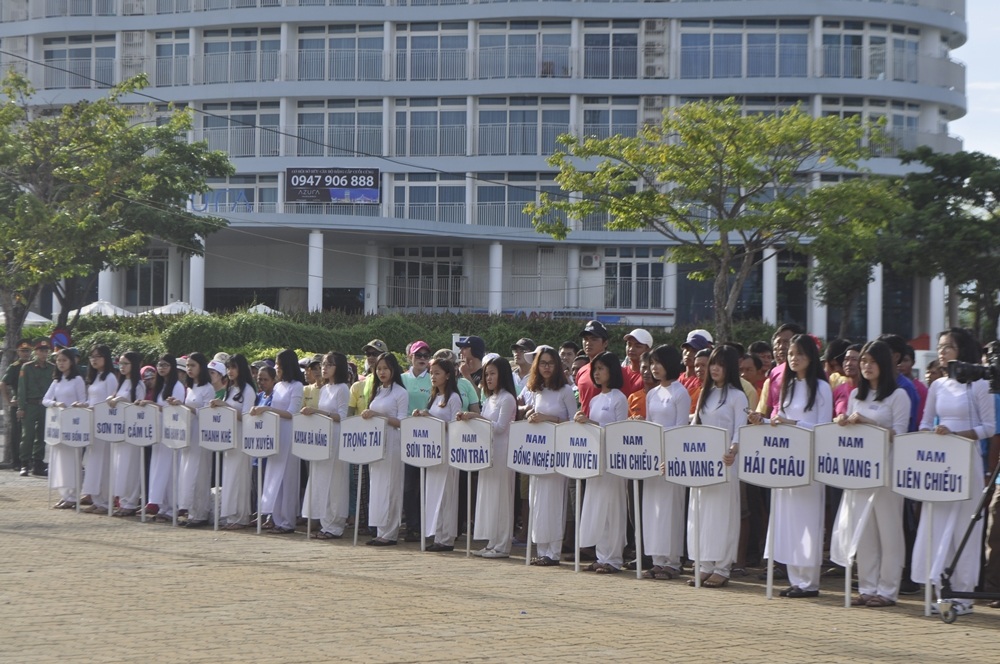 Các đội đua thuyền làm lễ trước khi mở màn giải đua.