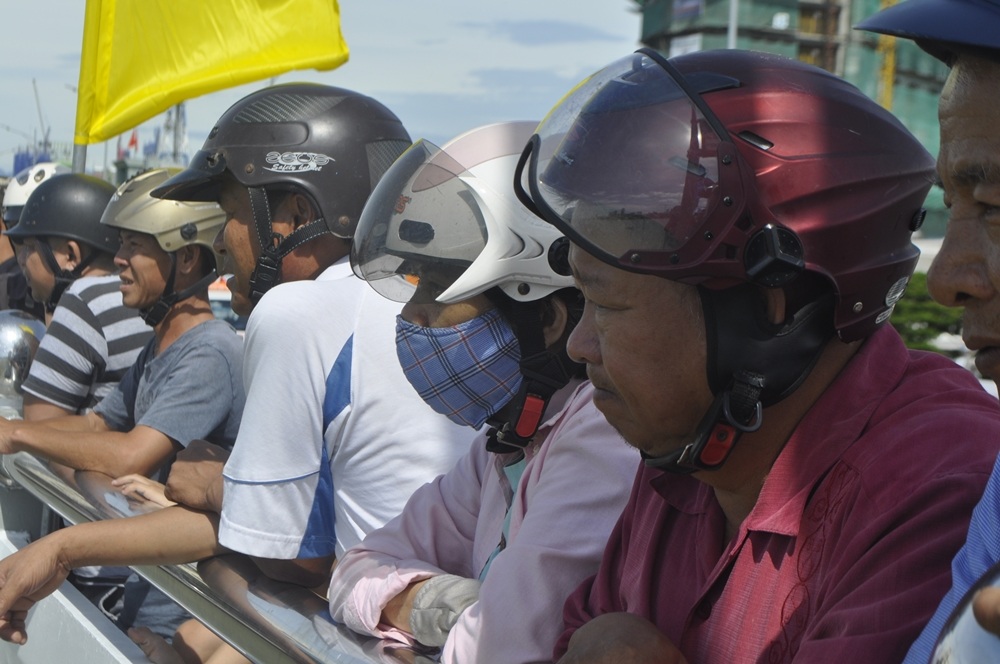 Hàng ngàn người dân và du khách có mặt từ sáng sớm để cổ vũ.