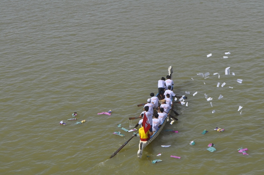 Các đội đua cầu may mắn, bình an,… trước khi vào giải đấu.