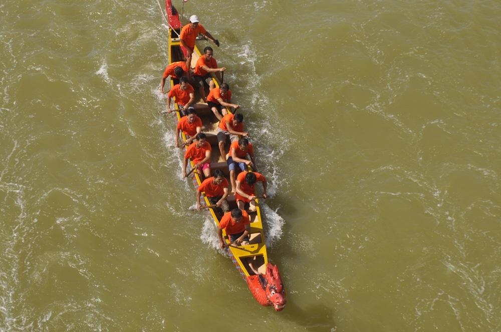 Thuyền đua nam năm nay có điểm mới là mỗi thuyền chỉ có 12 tay đua.