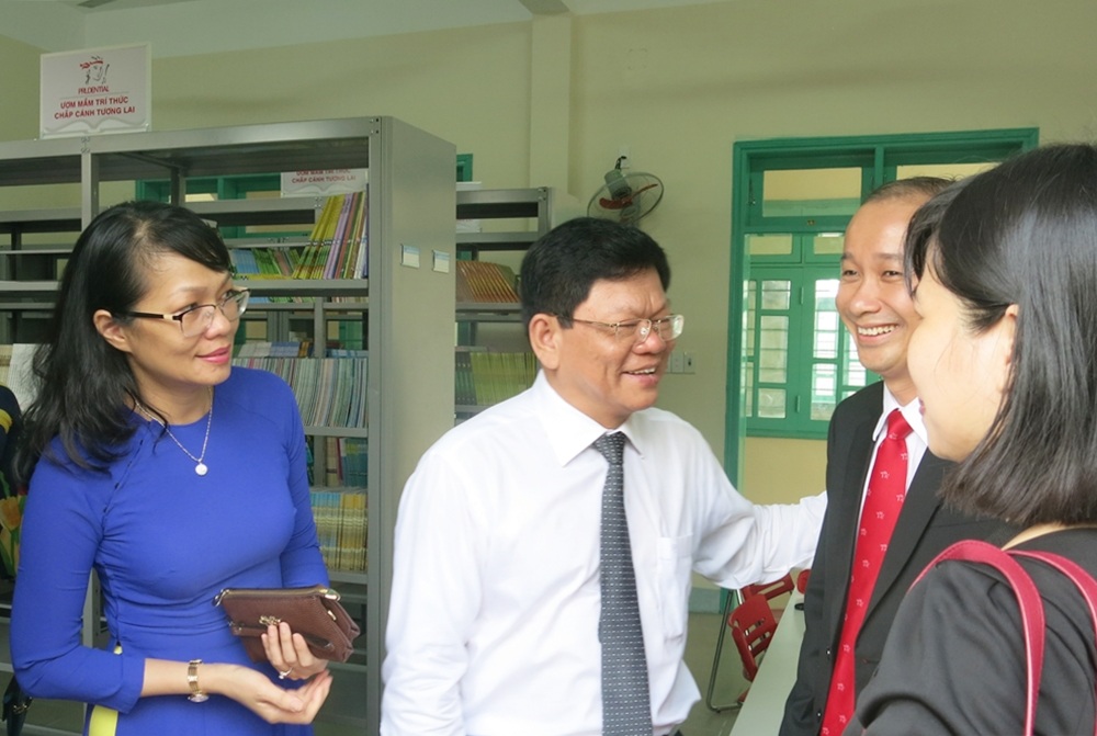 Ông Võ Công Trí - Phó Bí thư Thành ủy Đà Nẵng thăm thư viện và động viên tinh thần thầy trò nhà trường trước thềm năm học mới