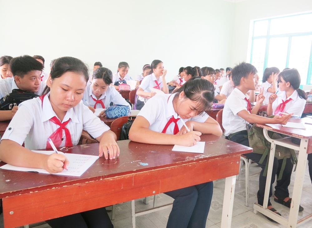 Học sinh bắt đầu tiết học đầu tiên ngay sau lễ khai giảng năm học mới