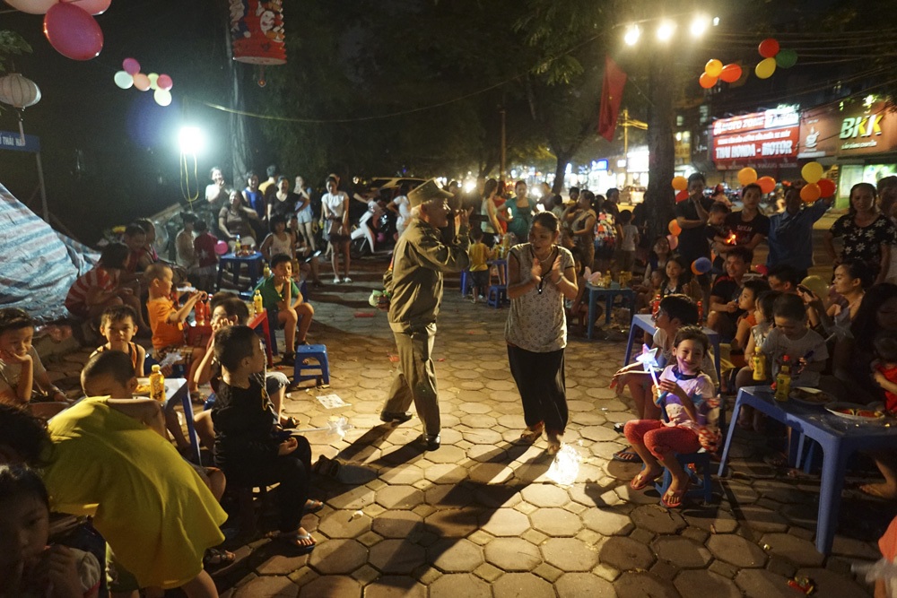 Người lớn tham gia múa hát chia vui cùng trẻ nhỏ.