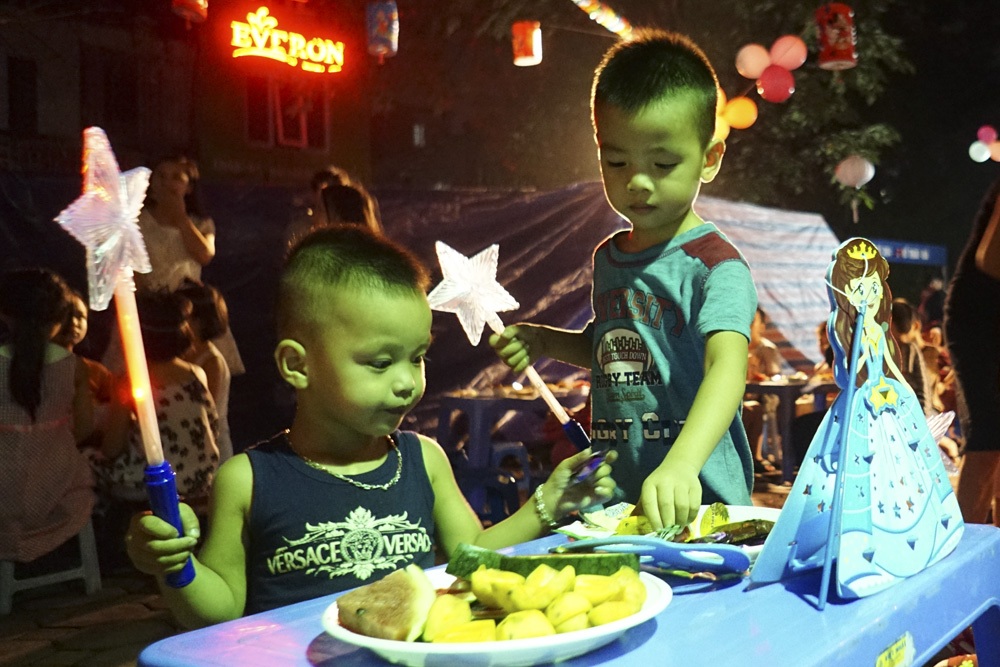 Bánh kẹo, hoa quả đầy đù cho khoảng 80 cháu, khi ra về cháu nào cũng có quà.