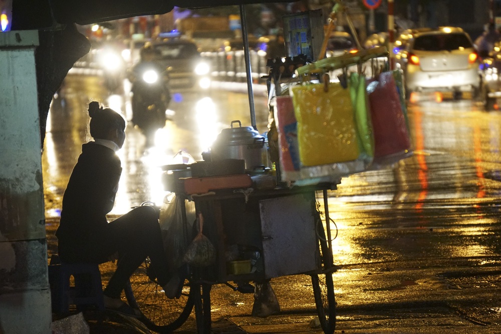 Những người đội mưa mưu sinh.