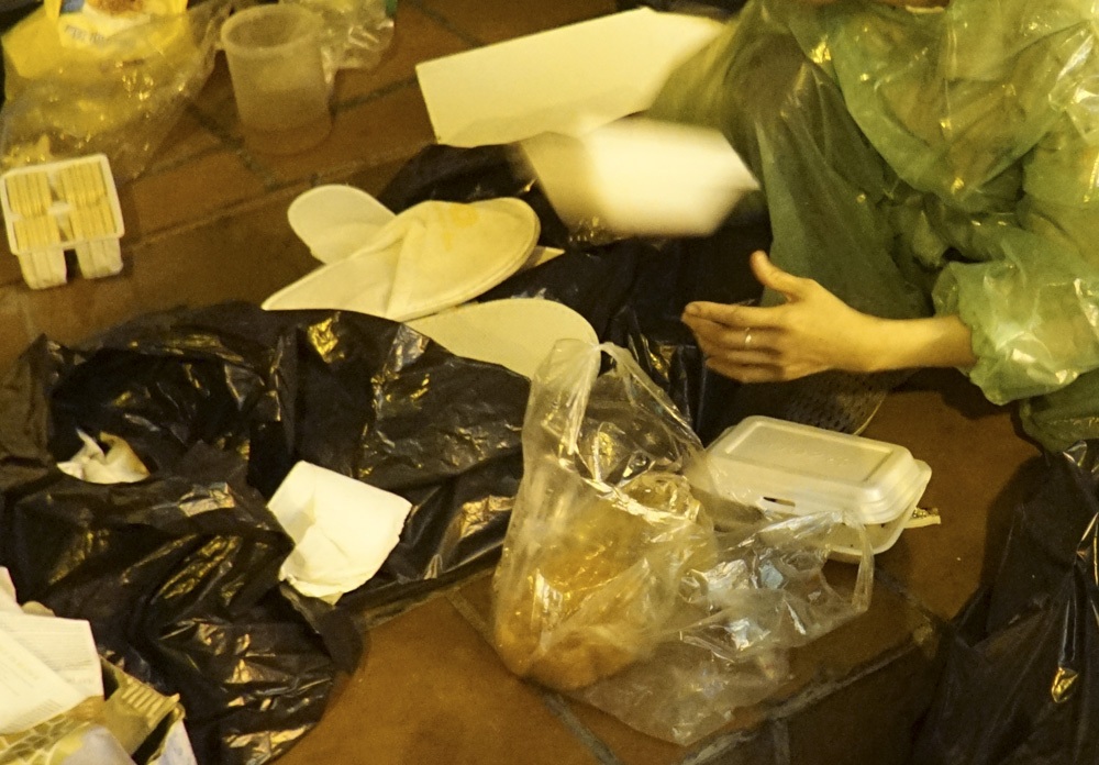 Hàng ngày Chung lên khu phố cổ nhặt các loại túi nilon rồi phân loại để mang về cho mẹ bán. Chung nói,  trời nắng thì khổ theo kiểu nắng, mà mưa thì cực hơn nhiều lắm.