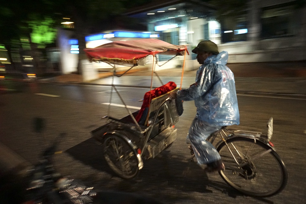 Một người đạp xích lô tìm khách ở khu vực phố cổ, đây là địa điểm xích lô được phép hoạt động, chủ yếu phục vụ khách du lịch.
