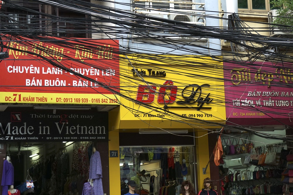 Phố Khâm Thiên và những "bức rèm tử thần" - 6 Ảnh hưởng đến các biển hiệu quảng cáo của người kinh doanh.