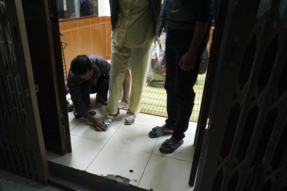 Ông Hồng đang kiên nhẫn đi dép cho con, chuẩn bị đưa Trang vào viện tiếp tục đợt điều trị mới. Phát hiện bệnh ung thư từ 2013, đến nay gia đình hoàn toàn tự chạy vạy để chữa trị cho Trang, số tiền cũng lên đến 400 - 500 triệu đồng.