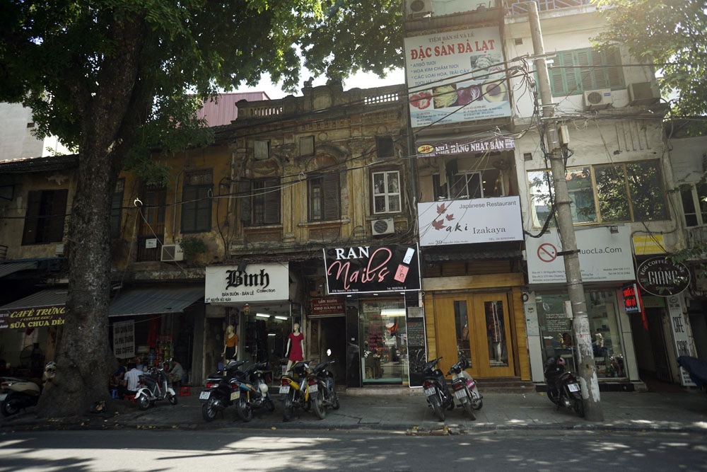 Phố cổ Hà Nội bây giờ ra sao? - 11 Những ngôi nhà cổ trên phố Nguyễn Hữu Huân với mặt tiền nham nhở chứng tỏ sự xuống cấp của nó.