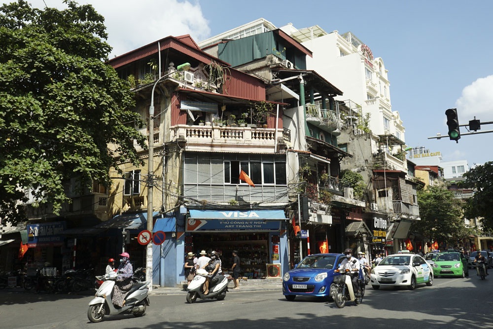 Phố cổ Hà Nội bây giờ ra sao? - 9 Những không gian cơi nới của ngôi nhà cổ trên phố Hàng Gai. Những ngôi nhà cổ rêu phong không phải để làm mẫu chụp ảnh, bởi chức năng chính của nó phải là không gian sống cho một gia đình với đầy đủ các tiện nghi và tiện ích.