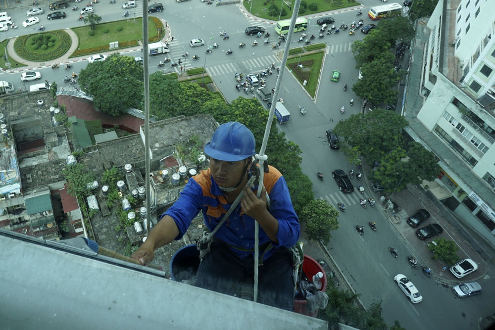 Các thiết bị an toàn của người thợ lau kính thường thô sơ, đơn giản. Khi treo mình ngoài trời lau kính sẽ có 2 dây, một dây đu chịu lực khoảng 1 tấn và một dây cứu sinh cùng vài trang bị bảo hộ như mũ, khẩu trang, dây an toàn toàn thân.