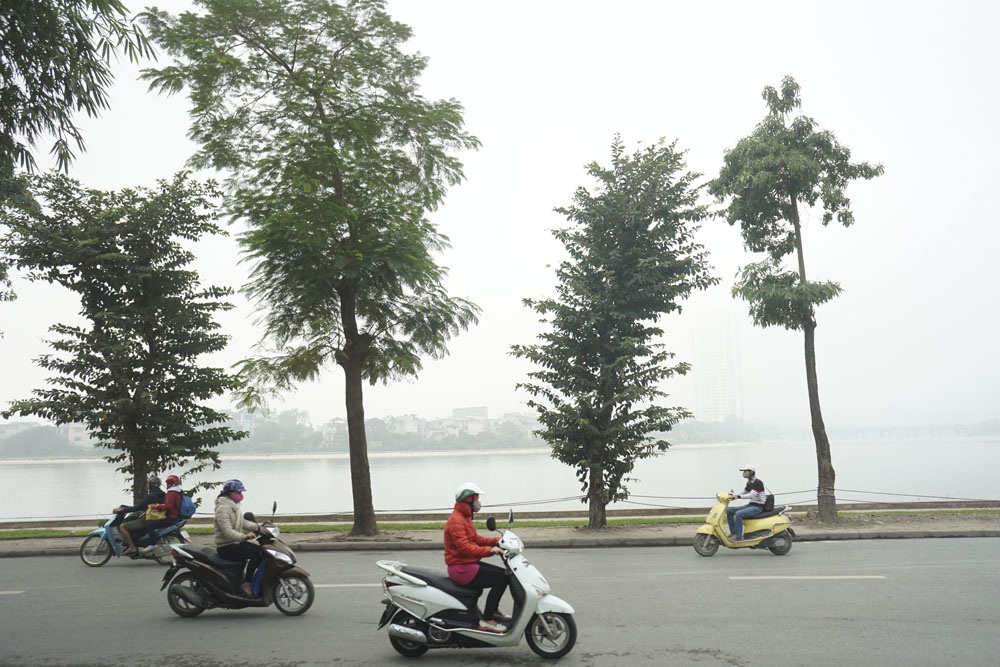 Hà Nội mờ ảo trong sương mù dày đặc - 1 Dưới màn sương, mọi thứ trở nên mờ ảo hơn.