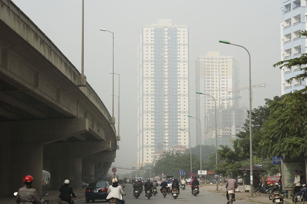 Hà Nội mờ ảo trong sương mù dày đặc - 12 Đến khoảng 10h ánh nắng le lói, bầu trời mới sáng hơn và trong trở lại.
