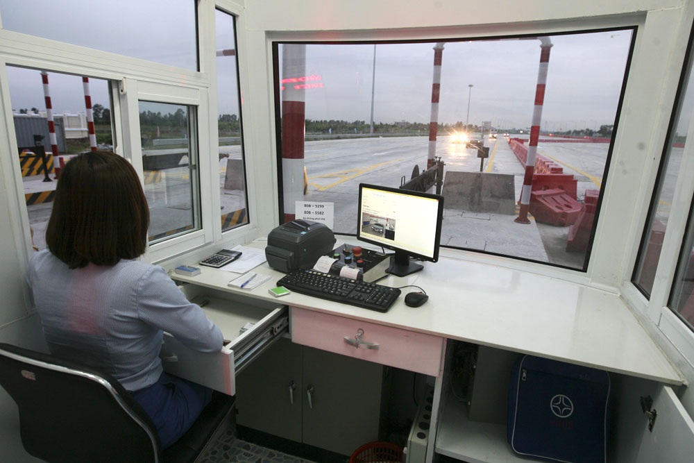 Trải nghiệm đường cao tốc 6 làn xe hiện đại nhất Việt Nam - 11
Trong một cabin của trạm thu phí.