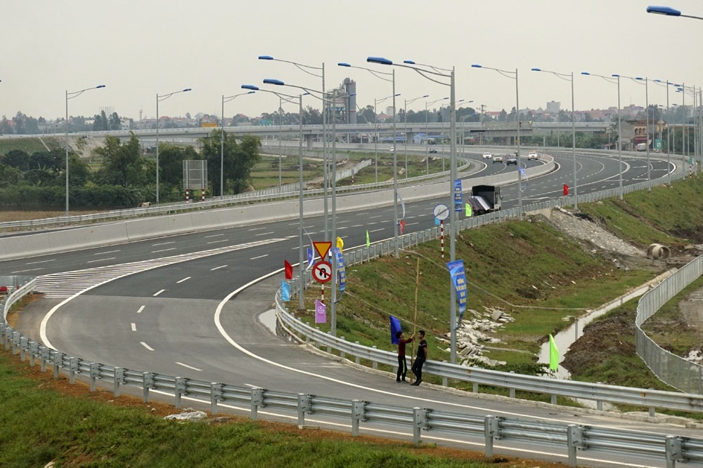 Trải nghiệm đường cao tốc 6 làn xe hiện đại nhất Việt Nam - 7 Các nhân viên đang trang trí chuẩn bị cho ngày khánh thành toàn tuyến vào 5/12/2015 trên một đoạn đường cong mềm mại rất đẹp.