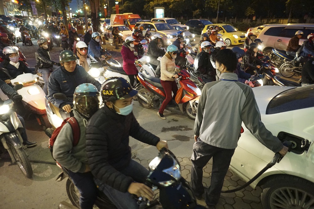 Ô tô "độc quyền" đường Lê Văn Lương - 11 Người đi xe máy hết đường tràn cả vào một cây xăng tại số 68 Lê Văn Lương.