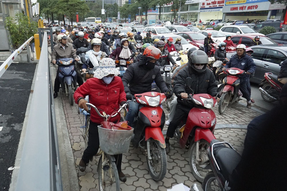Ô tô "độc quyền" đường Lê Văn Lương - 3 Vỉa hè đường Lê Văn Lương khá rộng, nhưng khi vào giờ cao điểm cũng không còn chỗ trống.