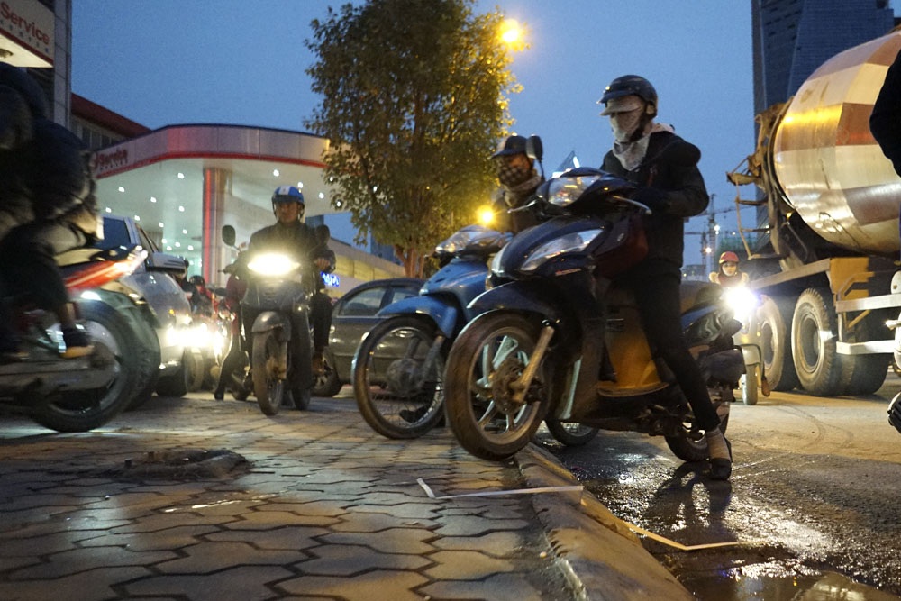 Ô tô "độc quyền" đường Lê Văn Lương - 7 Xe máy leo vỉa khi phía trước hết đường.