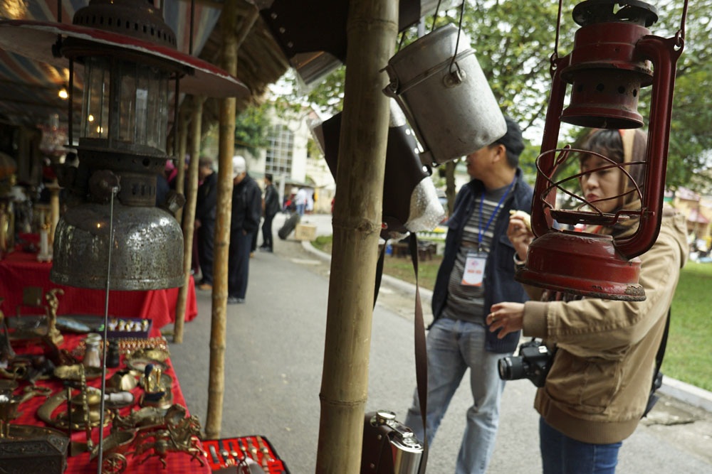 Trải nghiệm Hà Nội xưa tại Hoàng Thành Thăng Long - 9 Đèn măng-xông, đèn bão, cặp lồng nhôm... trong những gian hàng ở khu vực chợ phiên đồ cũ.