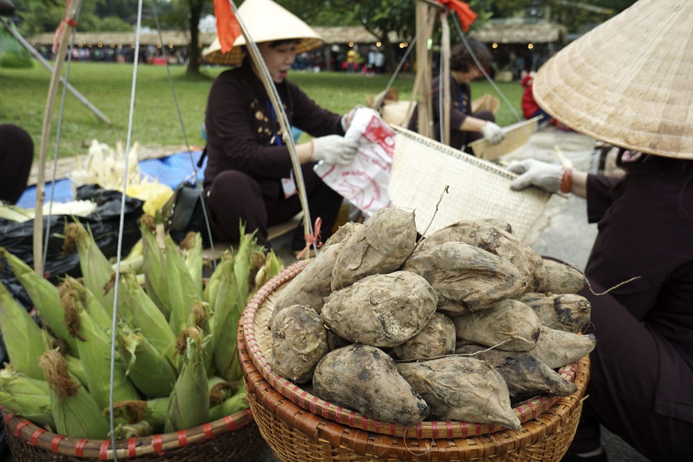 Trải nghiệm Hà Nội xưa tại Hoàng Thành Thăng Long - 10 Khoai lang nướng và ngô luộc là thứ quà rất phổ biến ở thời bao cấp.