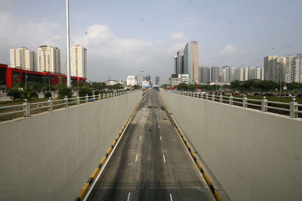 Hai hầm chui chịu động đất cấp 7 trước giờ thông xe - 6 Một nhánh của đường hầm hướng Hòa Lạc - Hà Nội.