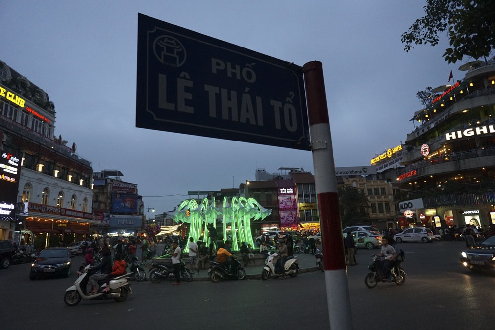 Hà Nội: Một đài hoa lớn mới lắp đặt đã bị tháo dỡ - 1 Tổng thể đài hoa này chưa hoàn thiện toàn bộ, nhưng đã được thắp sáng khá nổi bật.