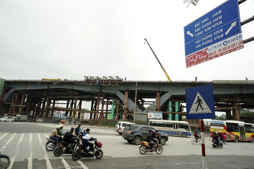 Cầu vượt thép "khủng" nhất Thủ đô sắp thông xe kĩ thuật - 2
Cầu vượt thép trị giá 2.847 tỉ đồng được khỏi công ngày 6/5/2014 đang trong giai đoạn hoàn thiện và sẽ thông xe kĩ thuật vào 18/1/2016. Đây là một trong những công trình trọng điểm của Thành phố giai đoạn 2011 - 2015.