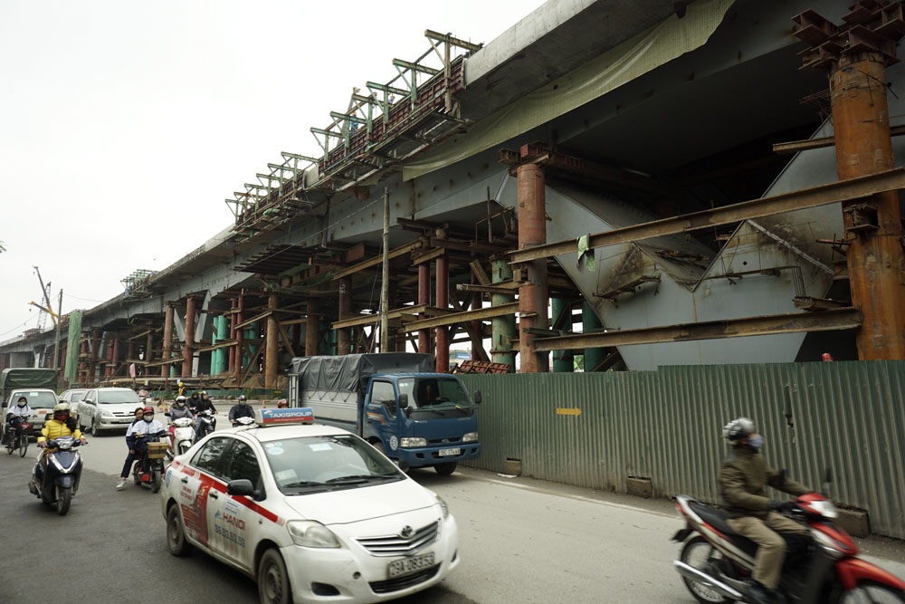 Cầu vượt thép "khủng" nhất Thủ đô sắp thông xe kĩ thuật - 5 Dự án cũng gồm cả đường tạm kết nối đường 5 kéo dài với nút Cầu chui hiện tại để khai thác dự án đường 5 kéo dài trong thời gian thi công dự án nút giao thông trung tâm quận Long Biên.