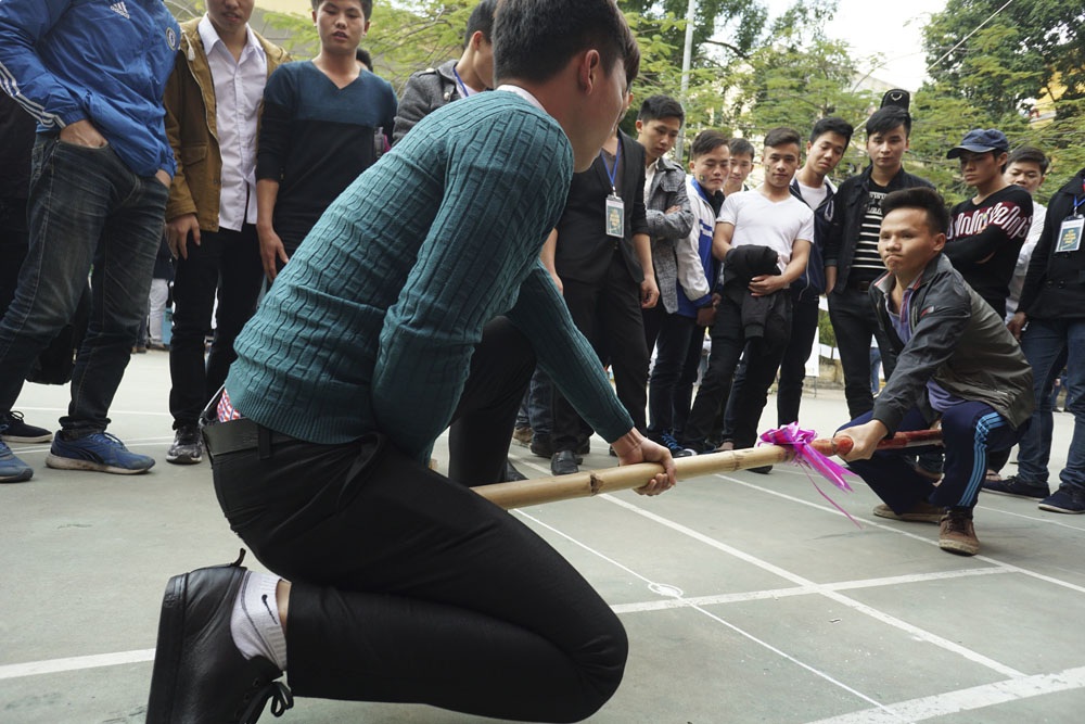 Thưởng thức tết Mông ở Hà Nội - 4
Tết Mông xuống phố giới thiệu nhiều trò chơi truyền thống của người Mông. Trong ảnh là trò đẩy gậy, là trò chơi đòi hỏi phải có sức khỏe và sự khôn khéo để đẩy lùi đối phương, ai tiến lên nhiều hơn người đó chiến thắng.
