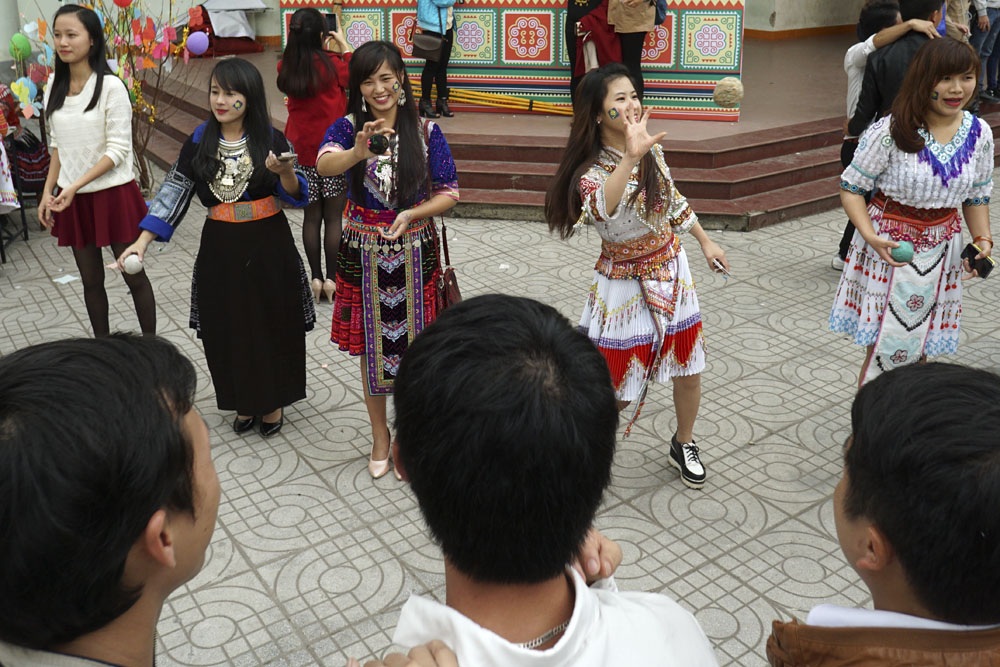 Thưởng thức tết Mông ở Hà Nội - 9 Các cô gái chơi ném pao cùng các chàng trai.