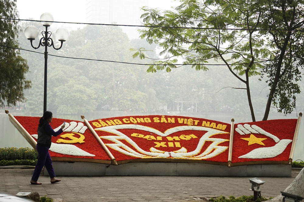 Thủ đô rực rỡ cờ hoa chào mừng Đại hội Đảng XII - 9 Những pano kết bằng hoa bên bờ hồ Hoàn Kiếm.