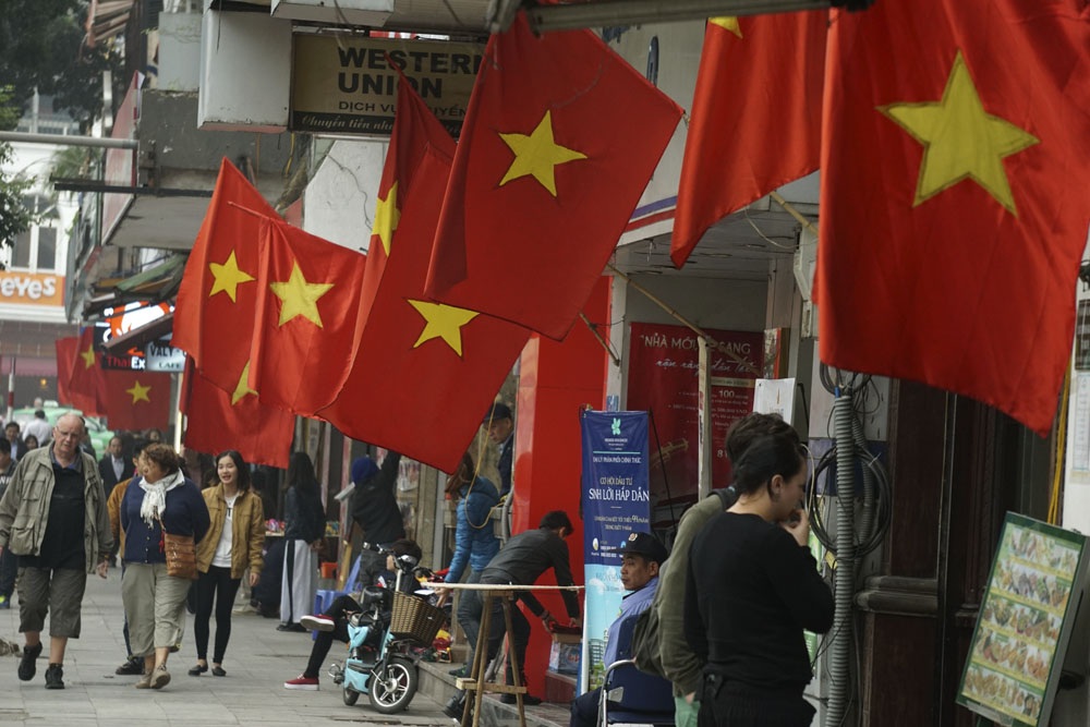 Thủ đô rực rỡ cờ hoa chào mừng Đại hội Đảng XII - 10 Cờ đỏ trên đường phố Thủ đô.