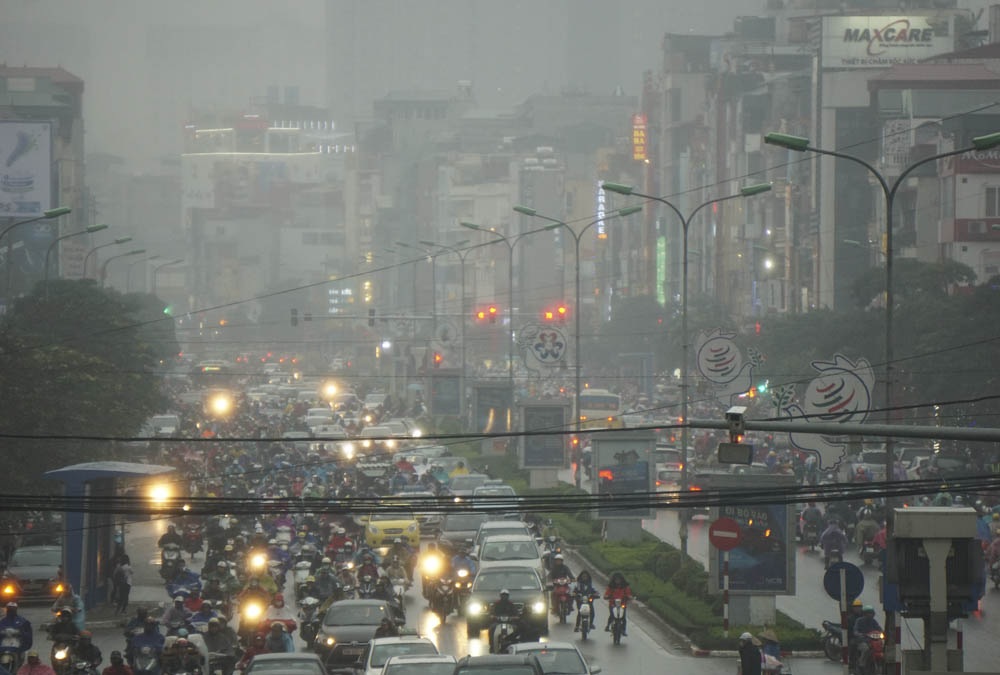 Người Hà Nội co ro trong đợt rét mạnh nhất kể từ đầu mùa - 11
Sẩm tối mưa càng mau và nặng hạt, dân công sở tan tầm trong buốt giá ẩm ướt.