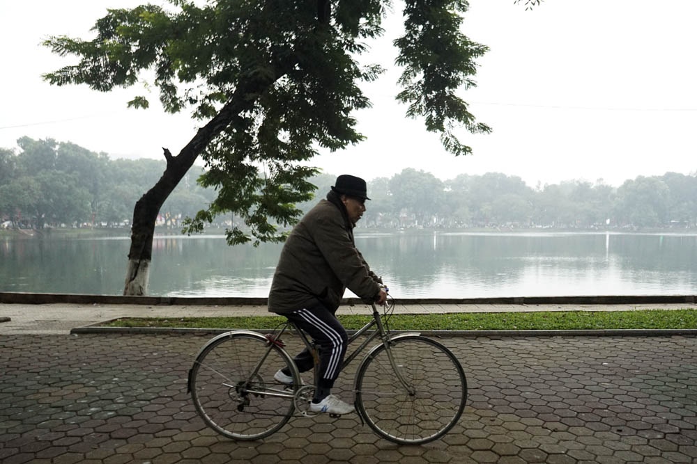 Người Hà Nội co ro trong đợt rét mạnh nhất kể từ đầu mùa - 3
Hồ Thiền Quang cũng rất vắng vẻ dù đang là giờ thích hợp để tập thể dục.
