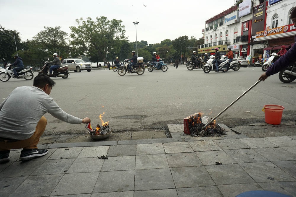 Hà Nội: Những hình ảnh đẹp và chưa đẹp ngày ông Táo chầu trời - 12 Hóa vàng trên vỉa hè bờ hồ Hoàn Kiếm
