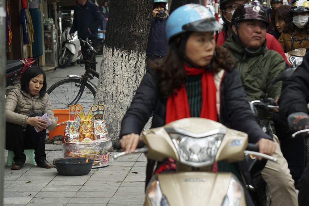 Hà Nội: Những hình ảnh đẹp và chưa đẹp ngày ông Táo chầu trời - 13 Hà Nội: Những hình ảnh đẹp và chưa đẹp ngày ông Táo chầu trời - 13