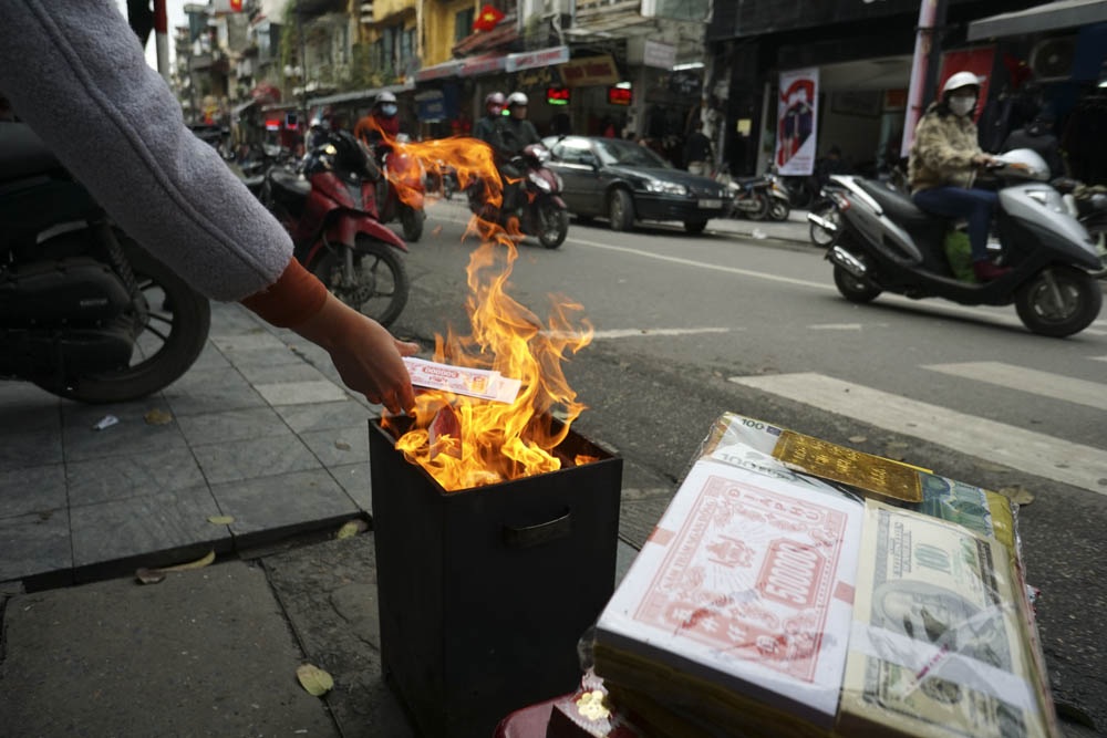 Hà Nội: Những hình ảnh đẹp và chưa đẹp ngày ông Táo chầu trời - 8 Rất nhiều tiền được hóa trong ngày tiễn ông Táo về trời.