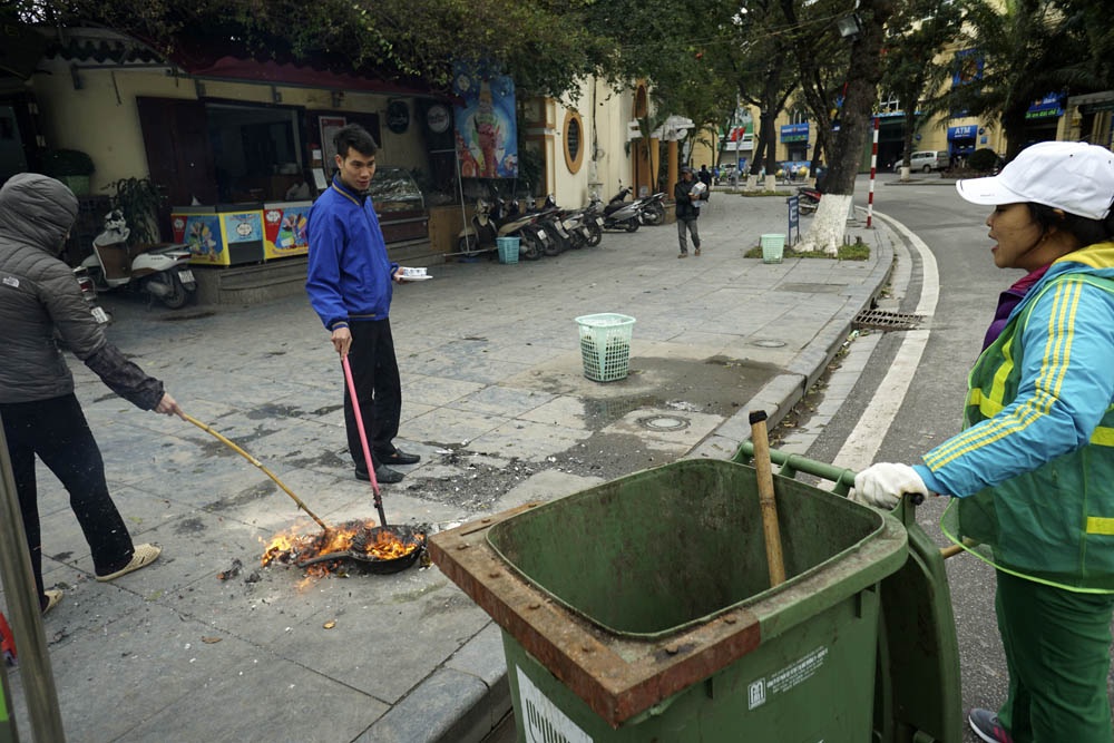 Hà Nội: Những hình ảnh đẹp và chưa đẹp ngày ông Táo chầu trời - 9 Tại nhà hàng Thủy Tạ bên hồ Hoàn Kiếm, những nhân viên ở đây đã đốt vàng mã ngay trên vỉa hè trong sự bất bình của một công nhân vệ sinh môi trường.