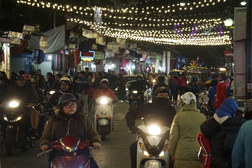 Đêm đi săn hàng giảm giá cuối năm - 1 Trục đường buôn bán sầm uất Hàng Ngang, Hàng Đào, Đồng Xuân lúc này đã gần 23h nhưng dòng người đi mua đồ giảm giá vẫn chật kín lòng đường.