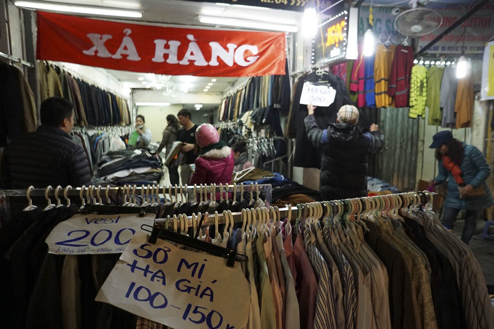 Đêm đi săn hàng giảm giá cuối năm - 6 Mức giảm giá quần áo khá giật mình, chỉ 200 nghìn đồng cho một áo vét.