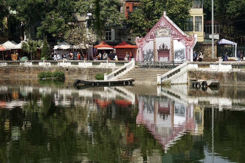 Xin chữ đầu năm, "ông đồ" vắng, "ông đồ "đông" - 1 Tại Hồ Văn, Hội chữ Xuân Bính Thân được khai mạc từ 24/12 âm lịch năm Ất Mùi đến 8/1 âm lịch năm Bính Thân, bao gồm cả triển lãm thư pháp chủ đề Uống nước nhớ nguồn. Các quán cho chữ của thầy đồ được dựng lên quanh hồ trong không gian thoáng đãng chào đón khách đến mua chữ đầu xuân.