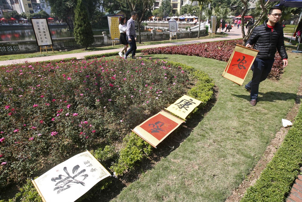 Xin chữ đầu năm, "ông đồ" vắng, "ông đồ "đông" - 13 Phơi chữ.